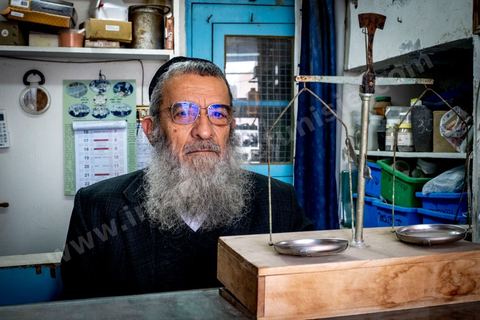 Portrait du grand rabbin de Tunisie, Haïm Bittan, dans sa boutique de matériel de bijoutier dans le quartier juif de Hara Kbira à Houmt SOuk. 