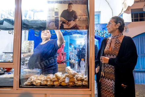 À Hara Kbira, le quartier juif de Houmt Souk, le samedi après Shabat. Les pélerins sont venus en nombre pour manger dasn la fête et les retrouvailles les traditionnelles bricks, grillages et fricassés. Ils passeront une grand epartie de la nuit dans le quartier. 