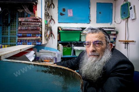 Portrait du grand rabbin de Tunisie, Haïm Bittan, dans sa boutique de matériel de bijoutier dans le quartier juif de Hara Kbira à Houmt SOuk. 