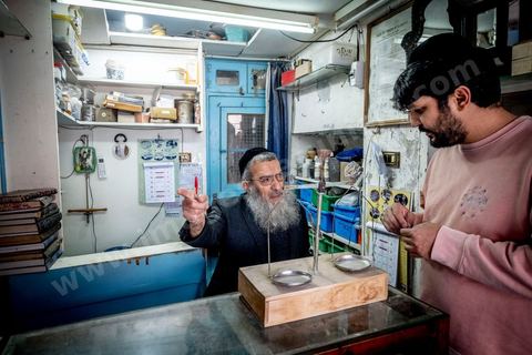 Portrait du grand rabbin de Tunisie, Haïm Bittan, dans sa boutique de matériel de bijoutier dans le quartier juif de Hara Kbira à Houmt SOuk. 