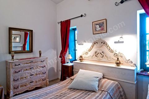 Chambre de la maison d'hôte Dar Chennoufi dans la campagne face à la ville du Kef.
