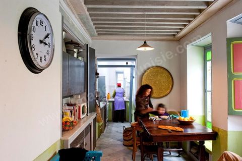 Salle à manger et cuisine dans la Maison de Marouane et Sondos Ben Milled dans la medina de Tunis