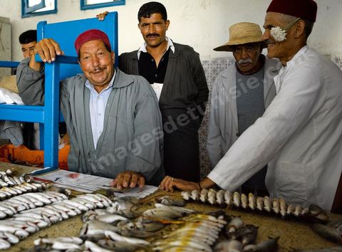 Vendeurs à la criée au marché aux poissons de Houmt Souk - Djerba