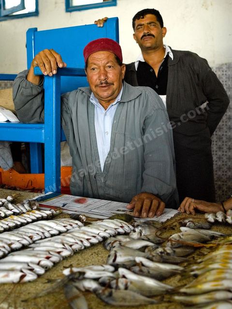 Vendeurs à la criée au marché aux poissons de Houmt Souk - Djerba