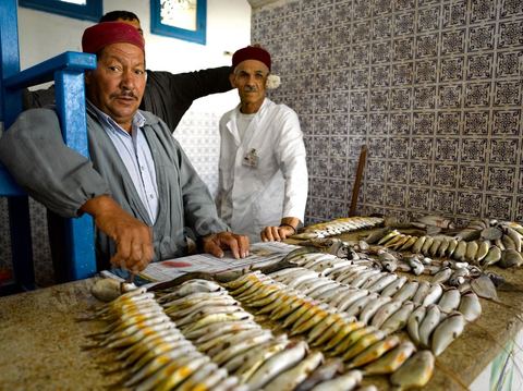 Vendeurs à la criée au marché aux poissons de Houmt Souk - Djerba