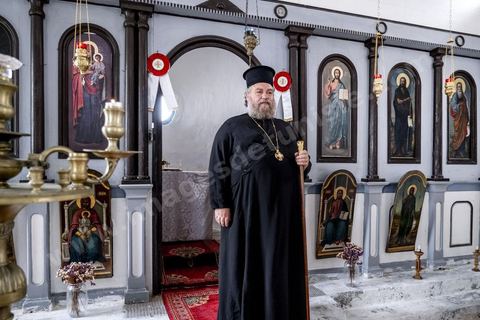 À l'église orthodoxe de St Nicolas à Houmt Souk, la présence de l'archévêque pour l'Afrique du Nord, Meletios Carthagenis, en cette semaine de pélerinage juif n'est pas anodine. Cette église fut construite en 1890, près du port, par les pêcheurs d'éponges venus de Grèce. 