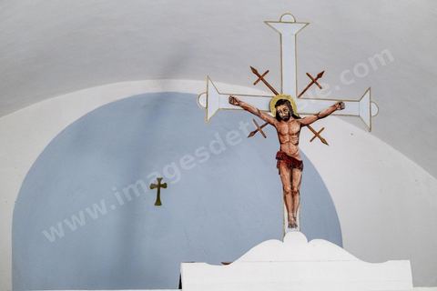 À l'église orthodoxe de St Nicolas à Houmt Souk, la présence de l'archévêque pour l'Afrique du Nord, Meletios Carthagenis, en cette semaine de pélerinage juif n'est pas anodine. Cette église fut construite en 1890, près du port, par les pêcheurs d'éponges venus de Grèce. 