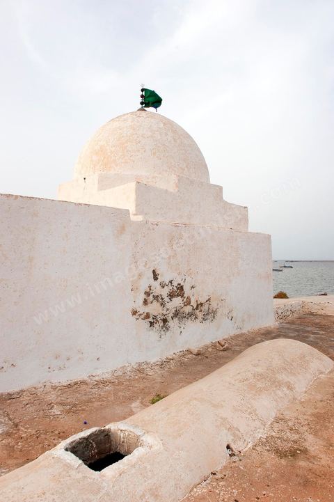 Mausolée de Sidi Saïd en bord de mer sur l'île Chergui à Kerkennah