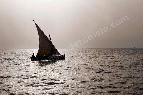 Bateau traditionnel de Kerkannah dans le port de pêche d'El Ataya sur l'île Chergui de Kerkennah