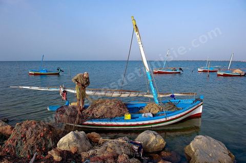 Départ de pêche sur un bateau traditionnel de Kerkannah dans le port de pêche d'El Ataya sur l'île Chergui de Kerkennah