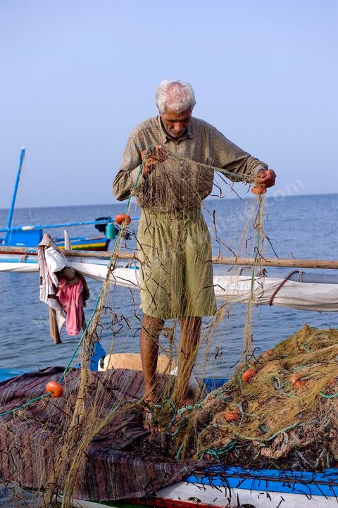 Départ de pêche sur un bateau traditionnel de Kerkannah dans le port de pêche d'El Ataya sur l'île Chergui de Kerkennah