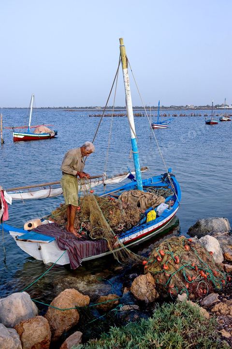 Départ de pêche sur un bateau traditionnel de Kerkannah dans le port de pêche d'El Ataya sur l'île Chergui de Kerkennah