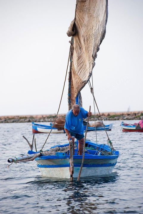 Départ de pêche sur un bateau traditionnel de Kerkannah dans le port de pêche d'El Ataya sur l'île Chergui de Kerkennah
