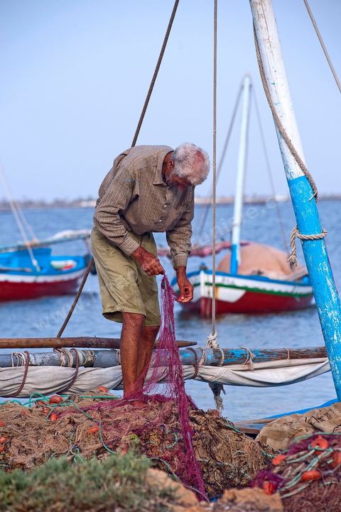 Départ de pêche sur un bateau traditionnel de Kerkannah dans le port de pêche d'El Ataya sur l'île Chergui de Kerkennah