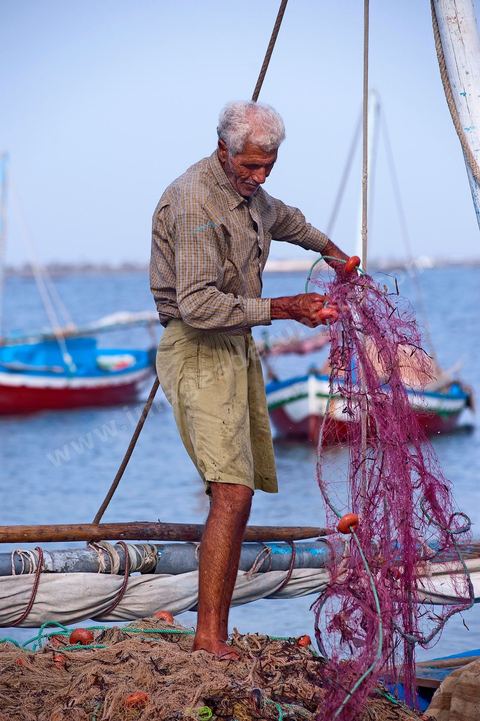 Départ de pêche sur un bateau traditionnel de Kerkannah dans le port de pêche d'El Ataya sur l'île Chergui de Kerkennah