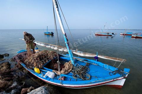 Départ de pêche sur un bateau traditionnel de Kerkannah dans le port de pêche d'El Ataya sur l'île Chergui de Kerkennah