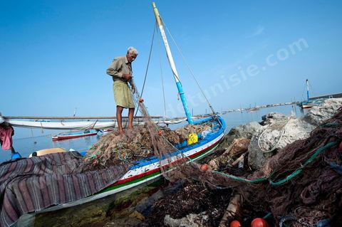 Départ de pêche sur un bateau traditionnel de Kerkannah dans le port de pêche d'El Ataya sur l'île Chergui de Kerkennah