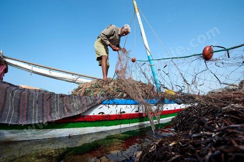 Départ de pêche sur un bateau traditionnel de Kerkannah dans le port de pêche d'El Ataya sur l'île Chergui de Kerkennah
