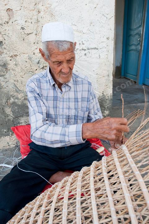 Fabricant de nasses en osier pour les pêcheries fixes dasn le village d'El Ataya sur l'île Cherguide Kerkennah.
