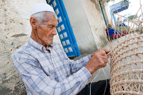 Fabricant de nasses en osier pour les pêcheries fixes dasn le village d'El Ataya sur l'île Cherguide Kerkennah.