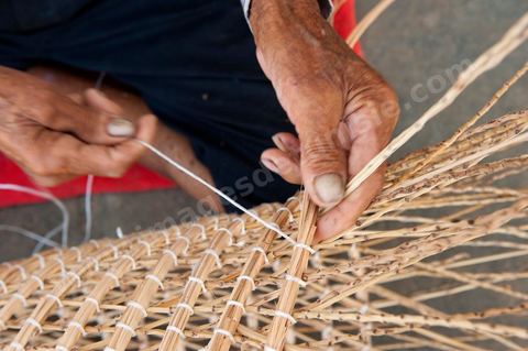 Fabricant de nasses en osier pour les pêcheries fixes dasn le village d'El Ataya sur l'île Cherguide Kerkennah.