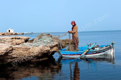 Fatma, femme pêcheuse sur l'île de chergui à Kerkennah