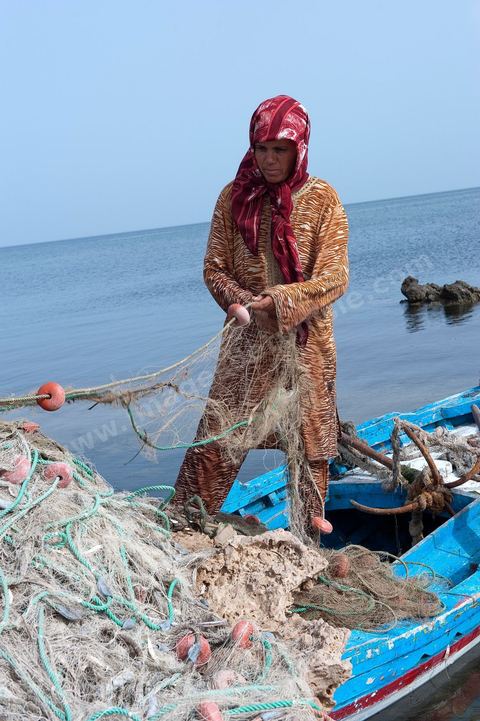 Fatma, femme pêcheuse sur l'île de chergui à Kerkennah