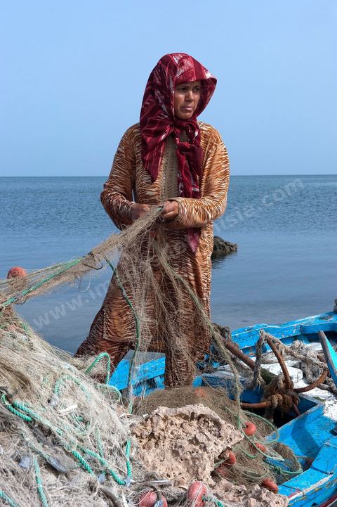 Fatma, femme pêcheuse sur l'île de chergui à Kerkennah