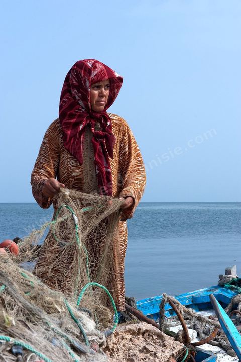 Fatma, femme pêcheuse sur l'île de chergui à Kerkennah