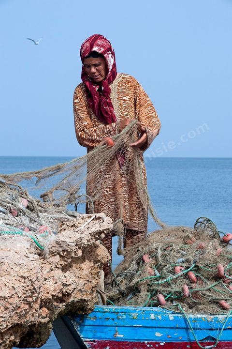 Fatma, femme pêcheuse sur l'île de chergui à Kerkennah