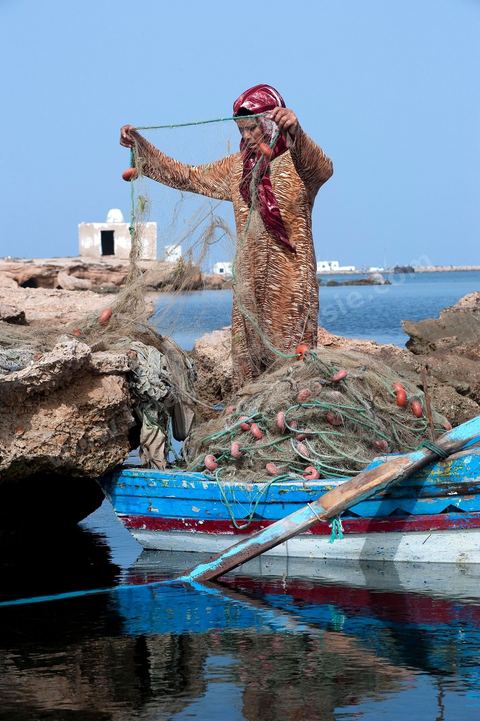 Fatma, femme pêcheuse sur l'île de chergui à Kerkennah