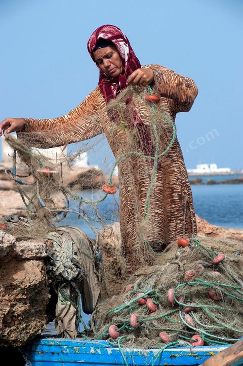 Fatma, femme pêcheuse sur l'île de chergui à Kerkennah