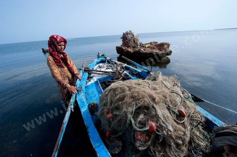 Fatma, femme pêcheuse sur l'île de chergui à Kerkennah