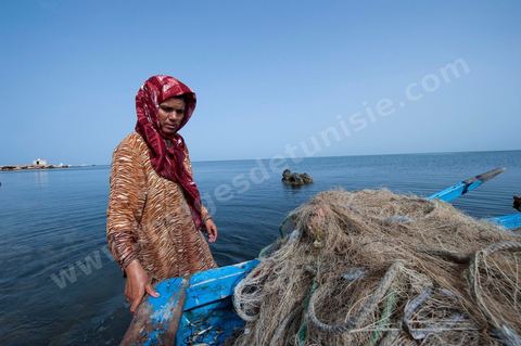 Fatma, femme pêcheuse sur l'île de chergui à Kerkennah