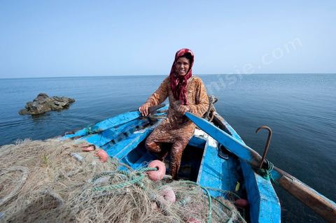 Fatma, femme pêcheuse sur l'île de chergui à Kerkennah