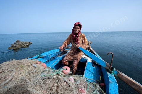 Fatma, femme pêcheuse sur l'île de chergui à Kerkennah