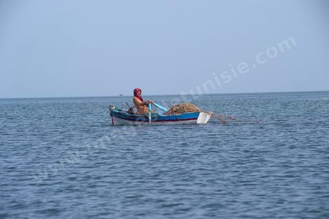Fatma, femme pêcheuse sur l'île de chergui à Kerkennah