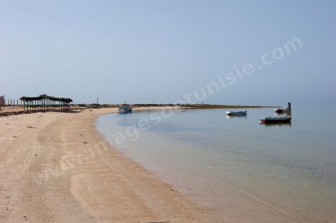 Plage avec pêcheur sur l'île de Chergui à Kerkennah