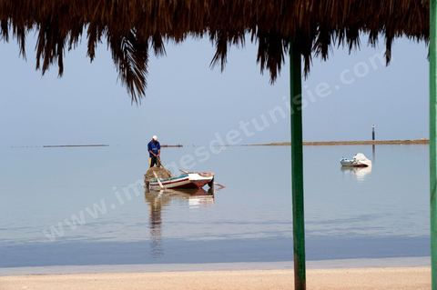 Plage avec pêcheur sur l'île de Chergui à Kerkennah