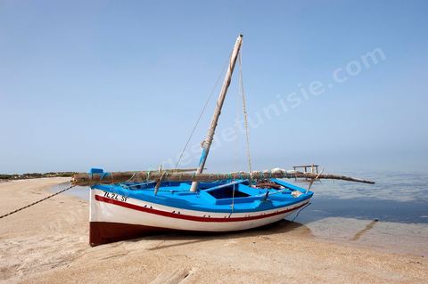 Plage avec pêcheur sur l'île de Chergui à Kerkennah