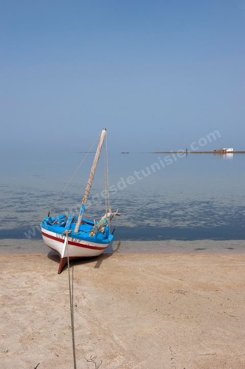 Plage avec pêcheur sur l'île de Chergui à Kerkennah