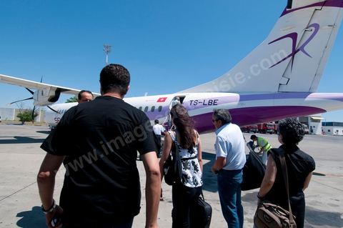 Passagers embarquant dans l'avion de la compagnie nationale intérieure Sevenair avion ATR 72 sur le tarmac de l'aéroport de Djerba