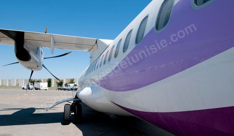 Avion de la compagnie nationale intérieure Sevenair avion ATR 72 sur le tarmac de l'aéroport de Djerba