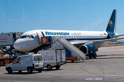 Avion de la compagnie nationale privée Nouvelair avion sur le tarmac de l'aéroport de Tunis
