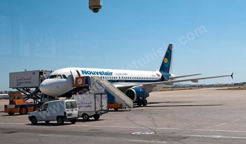 Avion de la compagnie nationale privée Nouvelair avion sur le tarmac de l'aéroport de Tunis