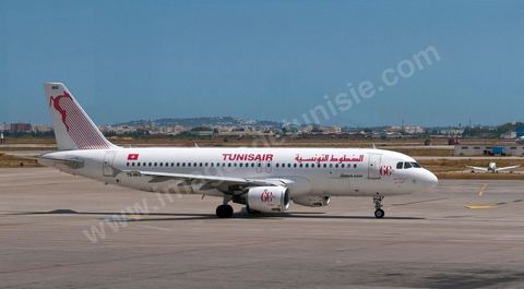 Airbus A320 de la compagnie aérienne tunisienne Tunisair sur le tamrac de l'aéroport de Tunis