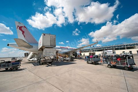 Chargement des bagages. Avion de Tunisair sur le tarmac de l'Aéroport international d'Enfidha Zine El Abidine Ben Ali
