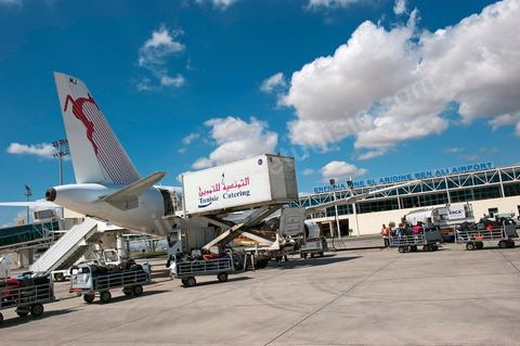 Chargement des bagages. Avion de Tunisair sur le tarmac de l'Aéroport international d'Enfidha Zine El Abidine Ben Ali
