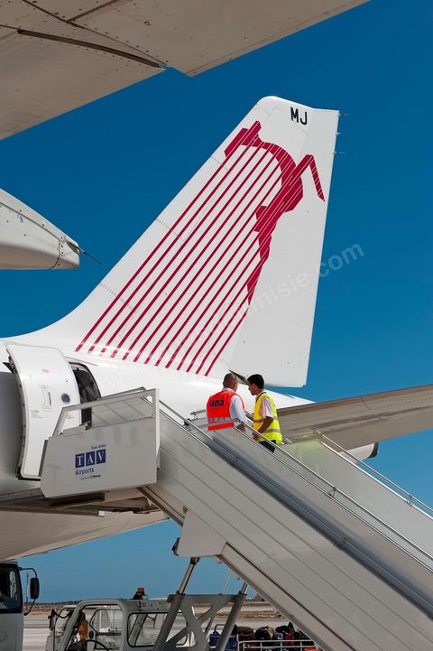Mécanicien avion de la TAV sur l'Avion de Tunisair sur le tarmac de l'Aéroport international d'Enfidha Zine El Abidine Ben Ali