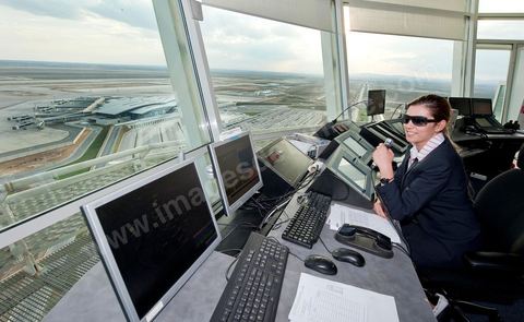 Femme contrôleur aérien à l'intérieur de la tour de contrôle de l'Aéroport international d'Enfidha Zine El Abidine Ben Ali